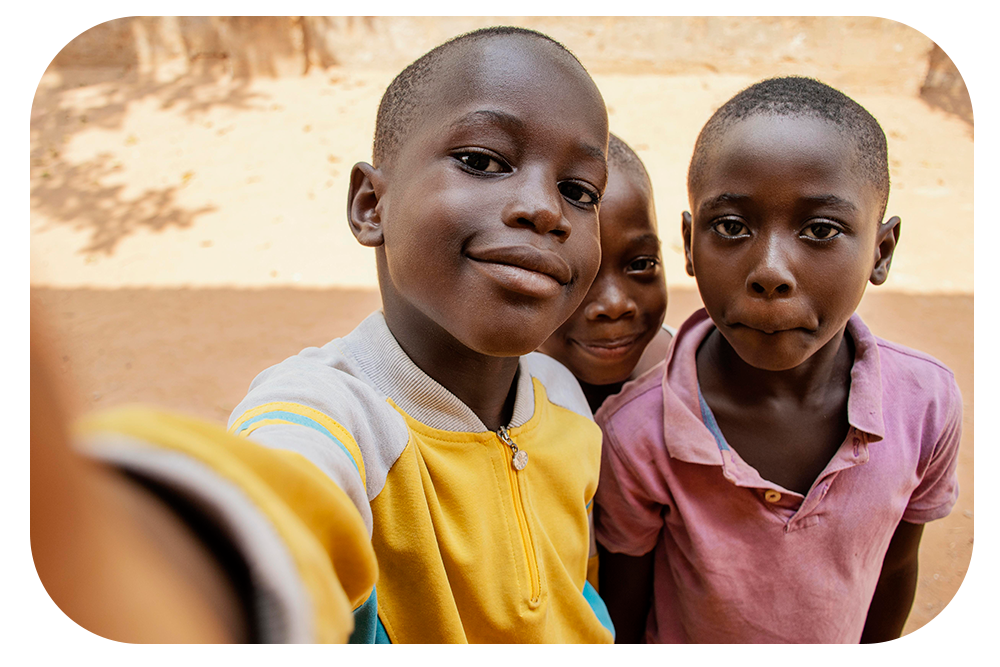 close-up-kids-taking-selfie-together